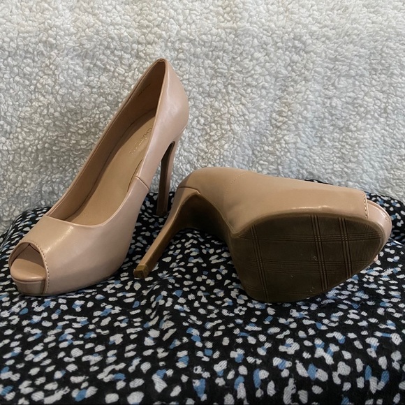 le château Cream Heels - Picture 2 of 5